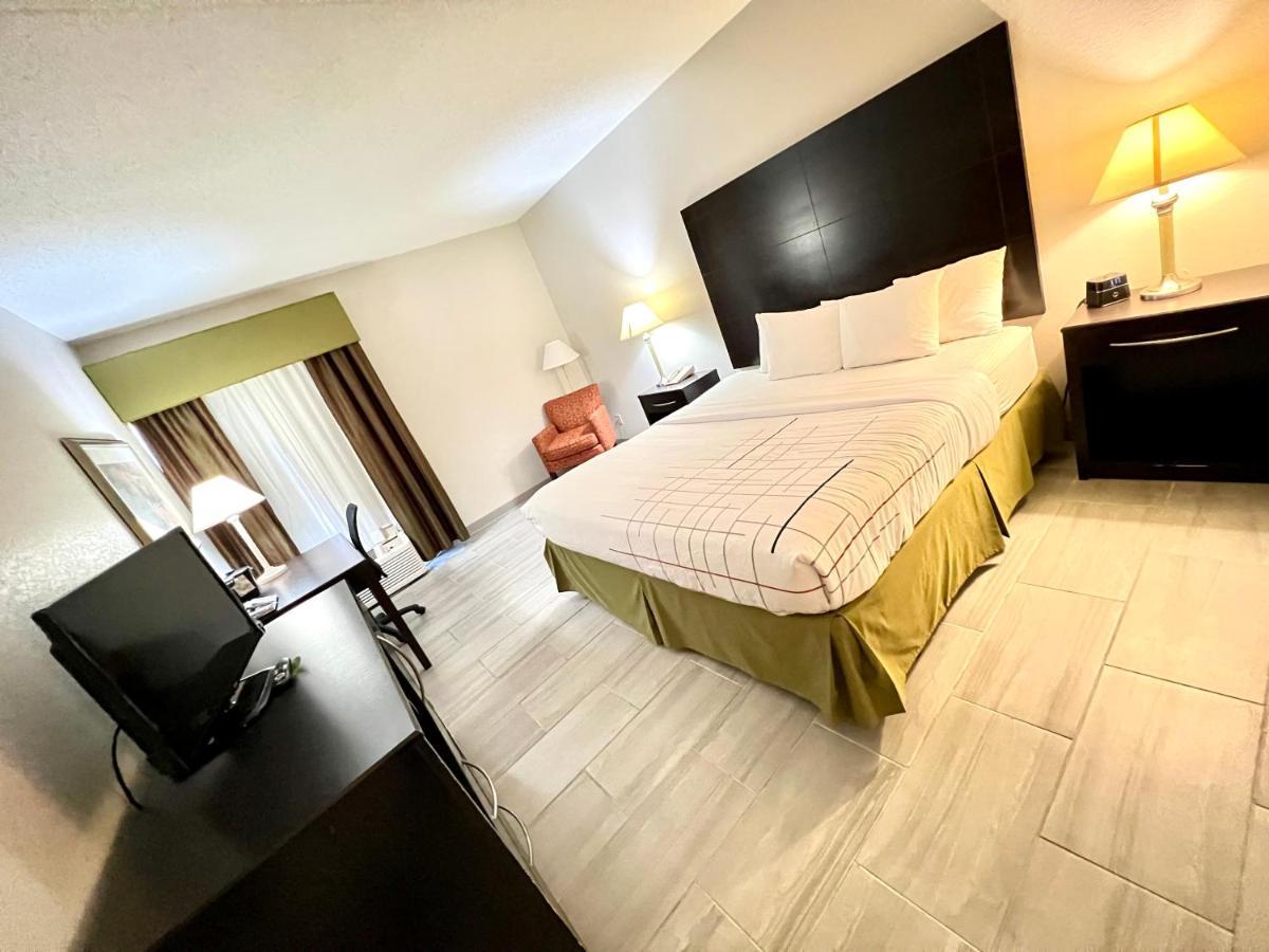 La Quinta By Wyndham Salina Hotell Exteriör bild